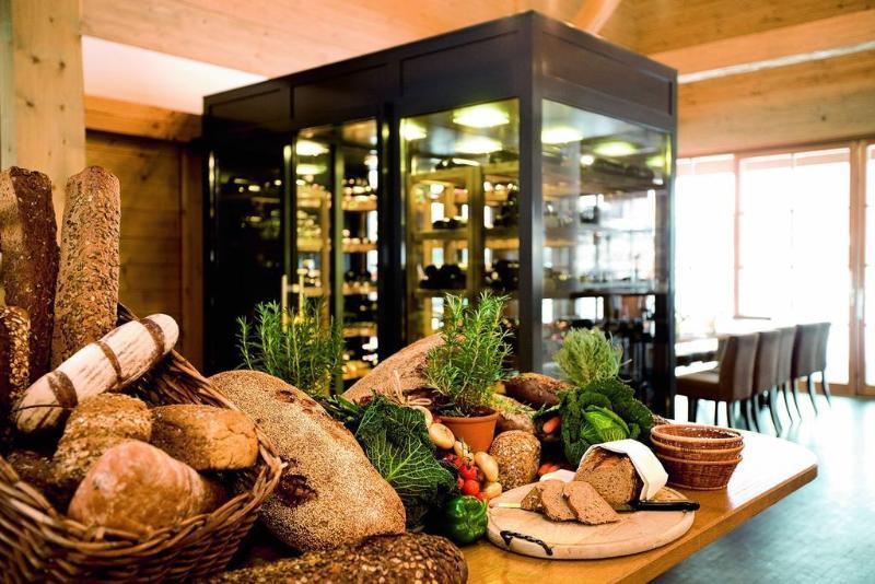 منتجع غراند سبا أروزا كيتزبوهيل المظهر الخارجي الصورة Bread and wine at a restaurant